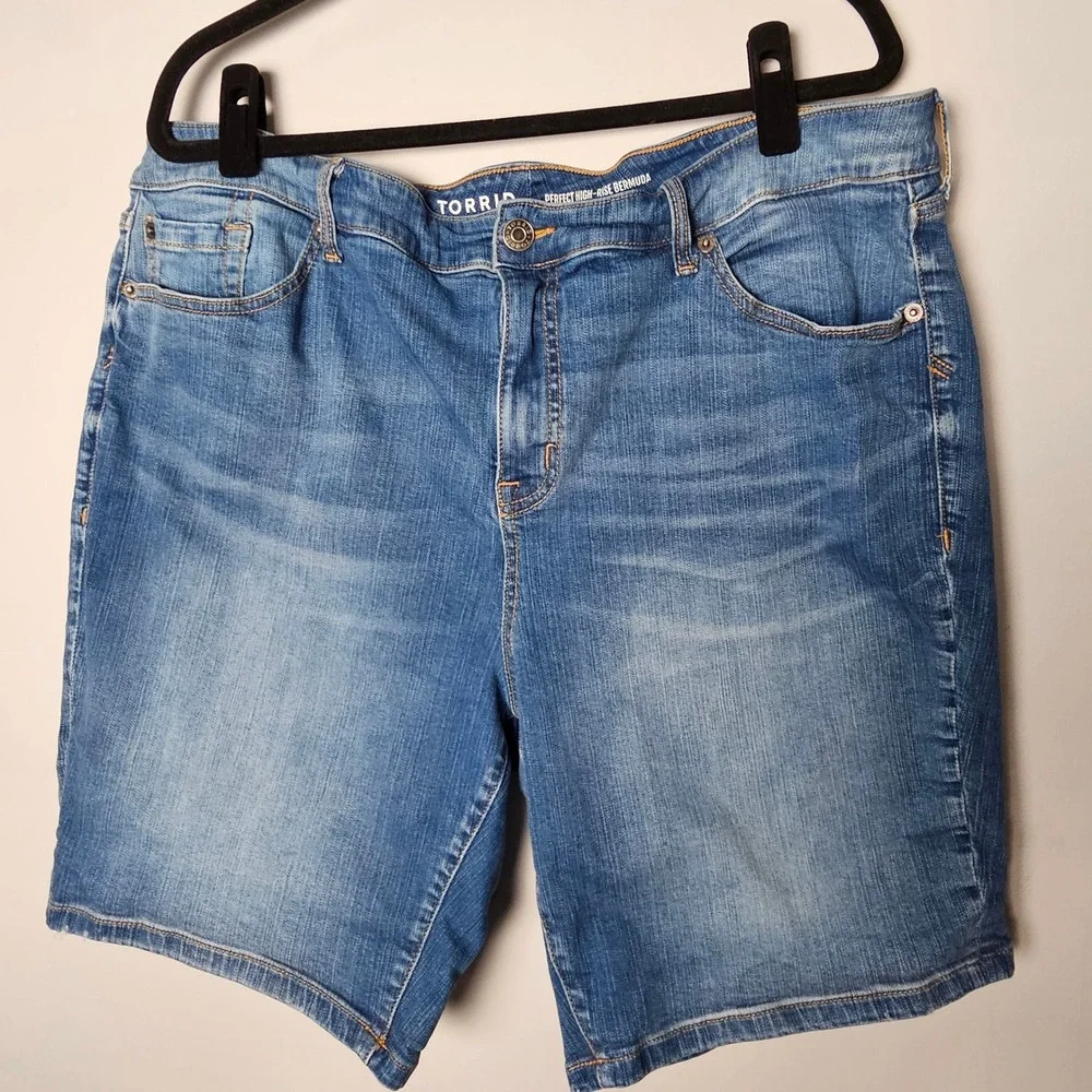 Torrid Womens Vintage Stretch High Rise Bermuda Denim Shorts 20 Blue Casual